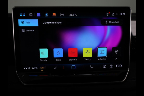 Volkswagen Tiguan 1.5 eHybrid R-Line Edition 204 pk Automaat (DSG) | Verlengde garantie | Navigatie | Panoramadak | Trekhaak (wegklapbaar) | Parkeersensoren (Park assist) | Rondomzicht camera | Black Style pakket | R-Line |