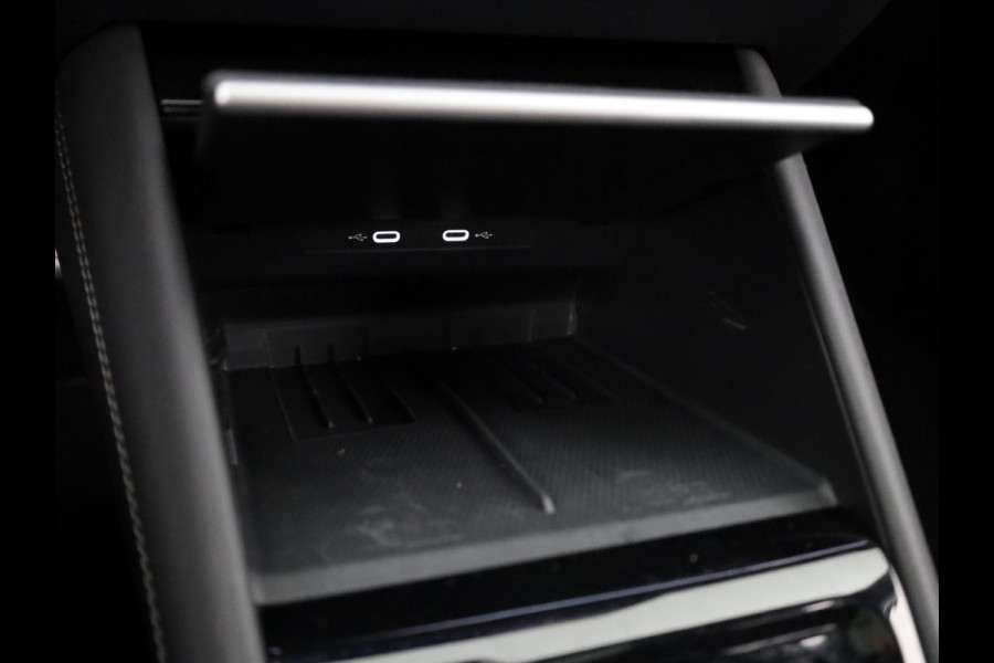 Volkswagen Tiguan 1.5 eHybrid R-Line Edition 204 pk Automaat (DSG) | Verlengde garantie | Navigatie | Panoramadak | Trekhaak (wegklapbaar) | Parkeersensoren (Park assist) | Rondomzicht camera | Black Style pakket | R-Line |