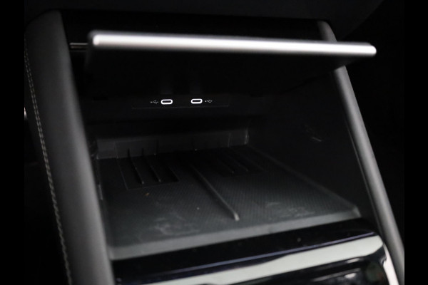 Volkswagen Tiguan 1.5 eHybrid R-Line Edition 204 pk Automaat (DSG) | Verlengde garantie | Navigatie | Panoramadak | Trekhaak (wegklapbaar) | Parkeersensoren (Park assist) | Rondomzicht camera | Black Style pakket | R-Line |