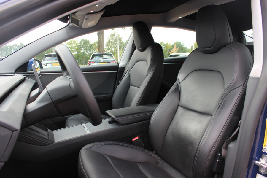 Tesla Model 3 RWD 60 kWh / Autopilot 4 / 4season banden / Panoramadak / Camera / Leder / 18'' / Navigatie / Stoelverwarming