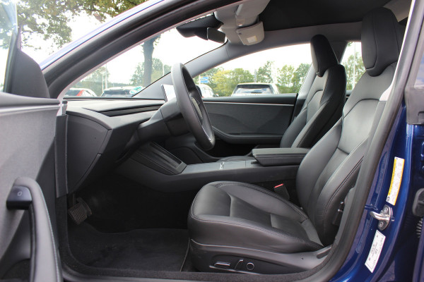Tesla Model 3 RWD 60 kWh / Autopilot 4 / 4season banden / Panoramadak / Camera / Leder / 18'' / Navigatie / Stoelverwarming