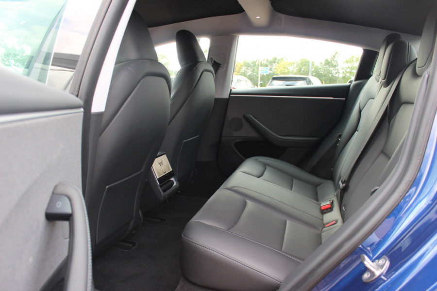 Tesla Model 3 RWD 60 kWh / Autopilot 4 / 4season banden / Panoramadak / Camera / Leder / 18'' / Navigatie / Stoelverwarming
