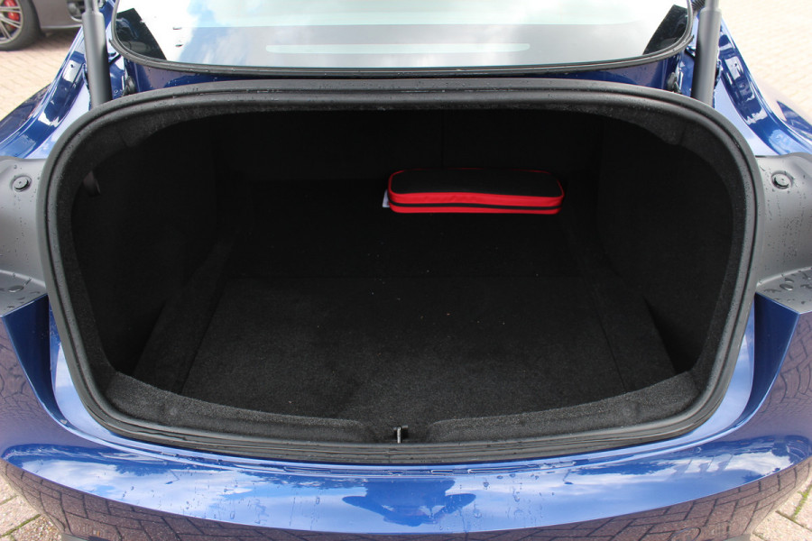 Tesla Model 3 RWD 60 kWh / Autopilot 4 / 4season banden / Panoramadak / Camera / Leder / 18'' / Navigatie / Stoelverwarming