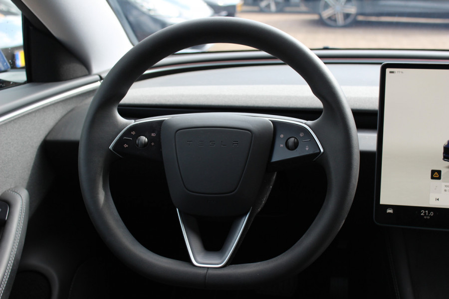 Tesla Model 3 RWD 60 kWh / Autopilot 4 / 4season banden / Panoramadak / Camera / Leder / 18'' / Navigatie / Stoelverwarming