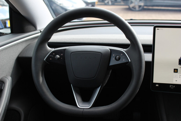 Tesla Model 3 RWD 60 kWh / Autopilot 4 / 4season banden / Panoramadak / Camera / Leder / 18'' / Navigatie / Stoelverwarming