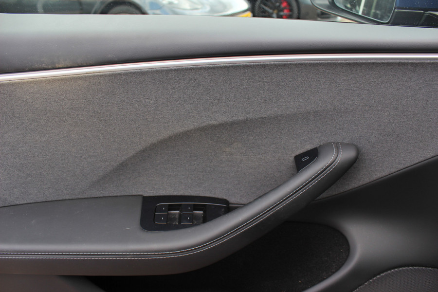 Tesla Model 3 RWD 60 kWh / Autopilot 4 / 4season banden / Panoramadak / Camera / Leder / 18'' / Navigatie / Stoelverwarming