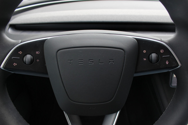 Tesla Model 3 RWD 60 kWh / Autopilot 4 / 4season banden / Panoramadak / Camera / Leder / 18'' / Navigatie / Stoelverwarming