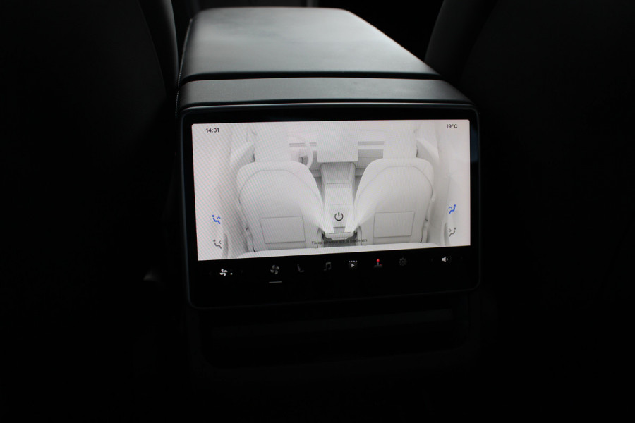Tesla Model 3 RWD 60 kWh / Autopilot 4 / 4season banden / Panoramadak / Camera / Leder / 18'' / Navigatie / Stoelverwarming
