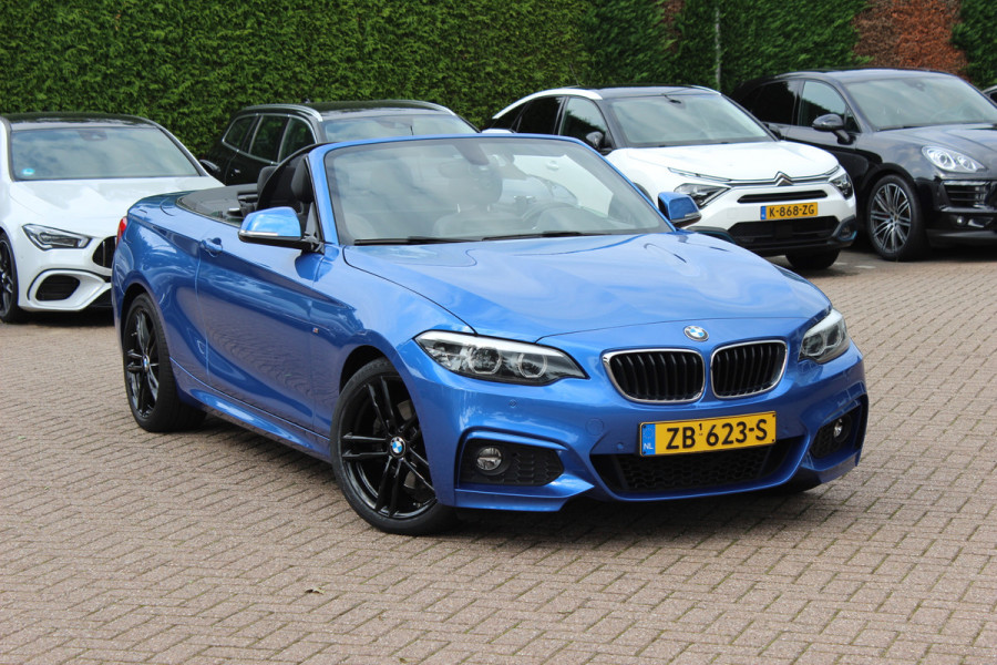 BMW 2 Serie Cabrio 220i High Exe. M Sport / 54.228 km/ NL Auto / Leder / CarPlay / Parkeerhulp V+A / 18'' / Windscherm / Sportstoelen / Stoelverwarming / DAB / Cruise Control