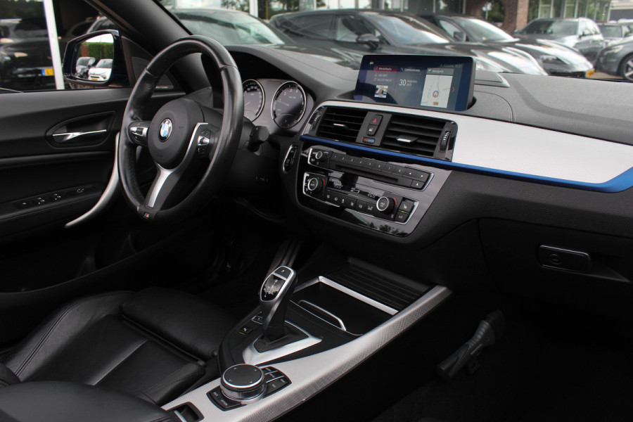 BMW 2 Serie Cabrio 220i High Exe. M Sport / 54.228 km/ NL Auto / Leder / CarPlay / Parkeerhulp V+A / 18'' / Windscherm / Sportstoelen / Stoelverwarming / DAB / Cruise Control