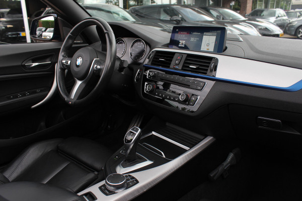 BMW 2 Serie Cabrio 220i High Exe. M Sport / 54.228 km/ NL Auto / Leder / CarPlay / Parkeerhulp V+A / 18'' / Windscherm / Sportstoelen / Stoelverwarming / DAB / Cruise Control
