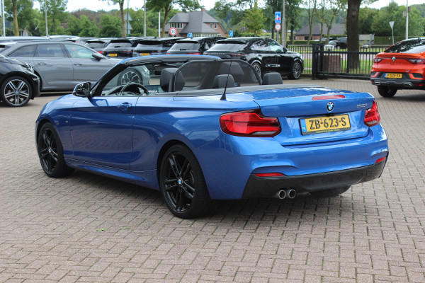 BMW 2 Serie Cabrio 220i High Exe. M Sport / 54.228 km/ NL Auto / Leder / CarPlay / Parkeerhulp V+A / 18'' / Windscherm / Sportstoelen / Stoelverwarming / DAB / Cruise Control