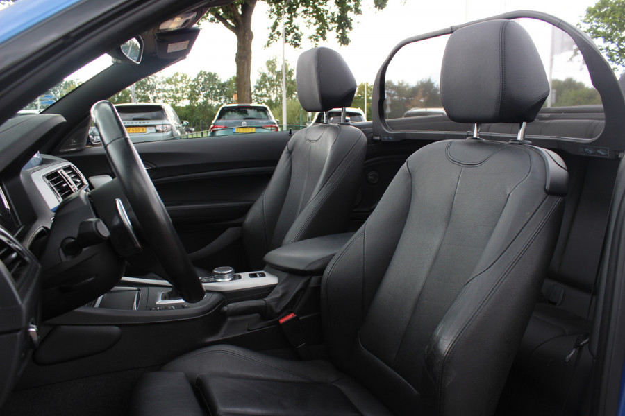 BMW 2 Serie Cabrio 220i High Exe. M Sport / 54.228 km/ NL Auto / Leder / CarPlay / Parkeerhulp V+A / 18'' / Windscherm / Sportstoelen / Stoelverwarming / DAB / Cruise Control