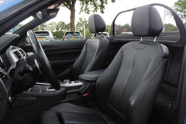 BMW 2 Serie Cabrio 220i High Exe. M Sport / 54.228 km/ NL Auto / Leder / CarPlay / Parkeerhulp V+A / 18'' / Windscherm / Sportstoelen / Stoelverwarming / DAB / Cruise Control