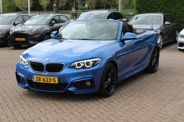 BMW 2 Serie Cabrio 220i High Exe. M Sport / 54.228 km/ NL Auto / Leder / CarPlay / Parkeerhulp V+A / 18'' / Windscherm / Sportstoelen / Stoelverwarming / DAB / Cruise Control