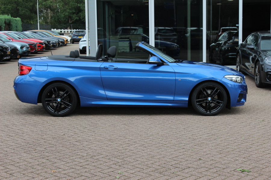 BMW 2 Serie Cabrio 220i High Exe. M Sport / 54.228 km/ NL Auto / Leder / CarPlay / Parkeerhulp V+A / 18'' / Windscherm / Sportstoelen / Stoelverwarming / DAB / Cruise Control