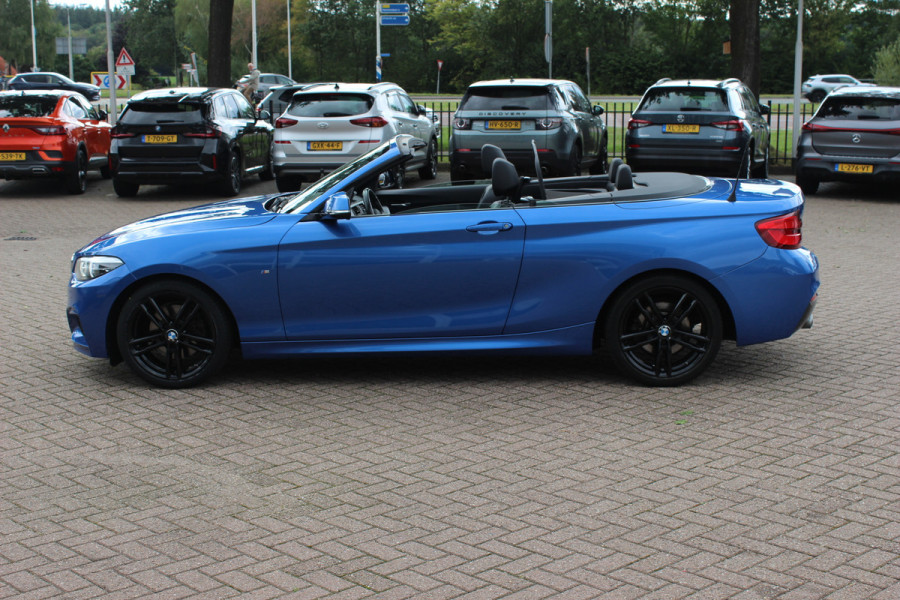 BMW 2 Serie Cabrio 220i High Exe. M Sport / 54.228 km/ NL Auto / Leder / CarPlay / Parkeerhulp V+A / 18'' / Windscherm / Sportstoelen / Stoelverwarming / DAB / Cruise Control