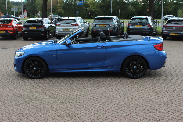 BMW 2 Serie Cabrio 220i High Exe. M Sport / 54.228 km/ NL Auto / Leder / CarPlay / Parkeerhulp V+A / 18'' / Windscherm / Sportstoelen / Stoelverwarming / DAB / Cruise Control