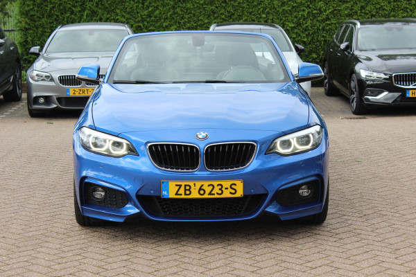 BMW 2 Serie Cabrio 220i High Exe. M Sport / 54.228 km/ NL Auto / Leder / CarPlay / Parkeerhulp V+A / 18'' / Windscherm / Sportstoelen / Stoelverwarming / DAB / Cruise Control