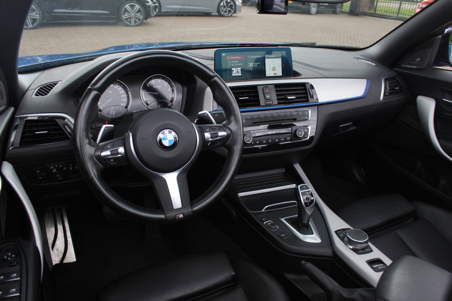 BMW 2 Serie Cabrio 220i High Exe. M Sport / 54.228 km/ NL Auto / Leder / CarPlay / Parkeerhulp V+A / 18'' / Windscherm / Sportstoelen / Stoelverwarming / DAB / Cruise Control
