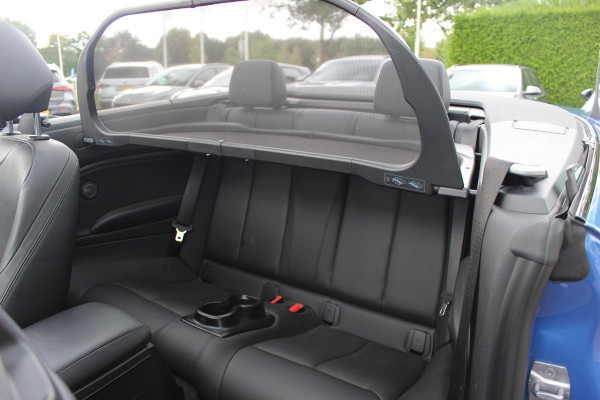 BMW 2 Serie Cabrio 220i High Exe. M Sport / 54.228 km/ NL Auto / Leder / CarPlay / Parkeerhulp V+A / 18'' / Windscherm / Sportstoelen / Stoelverwarming / DAB / Cruise Control