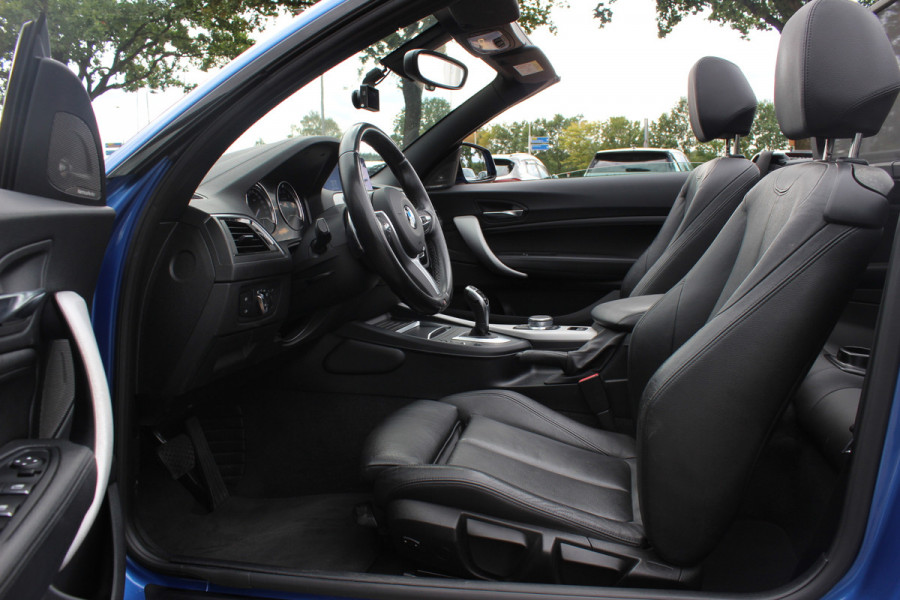 BMW 2 Serie Cabrio 220i High Exe. M Sport / 54.228 km/ NL Auto / Leder / CarPlay / Parkeerhulp V+A / 18'' / Windscherm / Sportstoelen / Stoelverwarming / DAB / Cruise Control