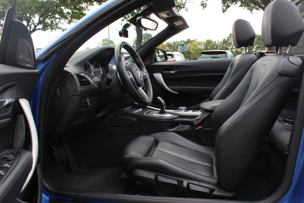 BMW 2 Serie Cabrio 220i High Exe. M Sport / 54.228 km/ NL Auto / Leder / CarPlay / Parkeerhulp V+A / 18'' / Windscherm / Sportstoelen / Stoelverwarming / DAB / Cruise Control