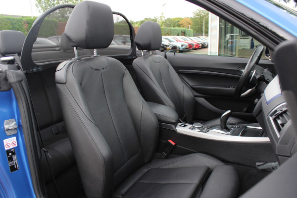 BMW 2 Serie Cabrio 220i High Exe. M Sport / 54.228 km/ NL Auto / Leder / CarPlay / Parkeerhulp V+A / 18'' / Windscherm / Sportstoelen / Stoelverwarming / DAB / Cruise Control