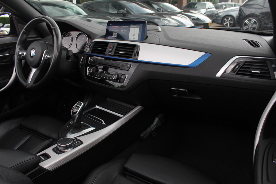 BMW 2 Serie Cabrio 220i High Exe. M Sport / 54.228 km/ NL Auto / Leder / CarPlay / Parkeerhulp V+A / 18'' / Windscherm / Sportstoelen / Stoelverwarming / DAB / Cruise Control
