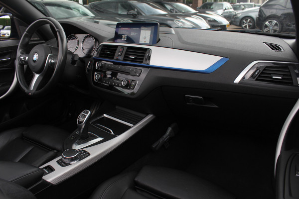 BMW 2 Serie Cabrio 220i High Exe. M Sport / 54.228 km/ NL Auto / Leder / CarPlay / Parkeerhulp V+A / 18'' / Windscherm / Sportstoelen / Stoelverwarming / DAB / Cruise Control