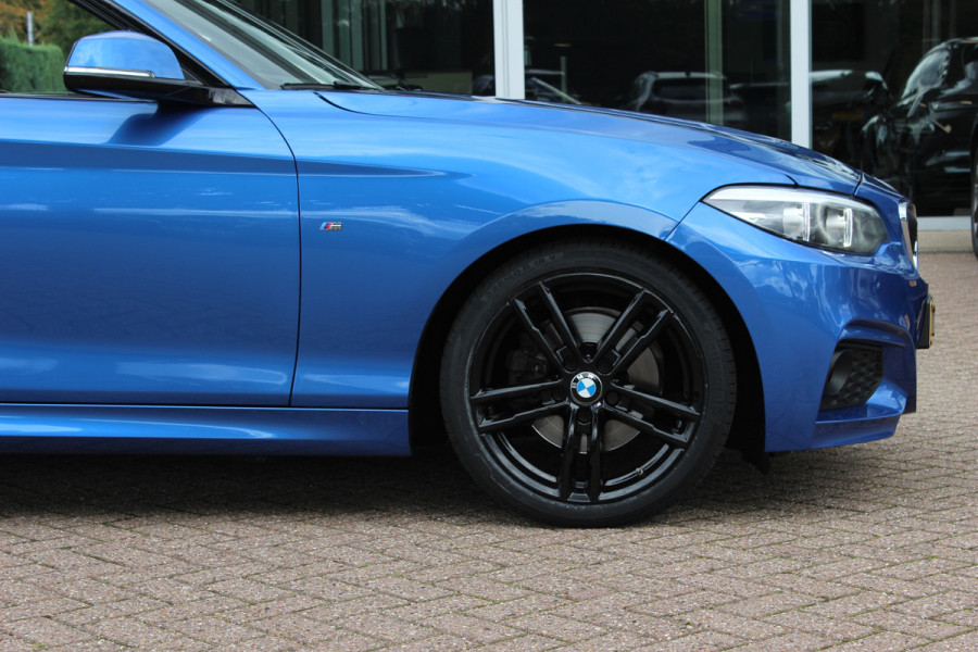 BMW 2 Serie Cabrio 220i High Exe. M Sport / 54.228 km/ NL Auto / Leder / CarPlay / Parkeerhulp V+A / 18'' / Windscherm / Sportstoelen / Stoelverwarming / DAB / Cruise Control