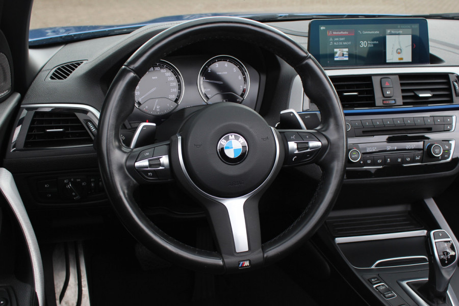 BMW 2 Serie Cabrio 220i High Exe. M Sport / 54.228 km/ NL Auto / Leder / CarPlay / Parkeerhulp V+A / 18'' / Windscherm / Sportstoelen / Stoelverwarming / DAB / Cruise Control
