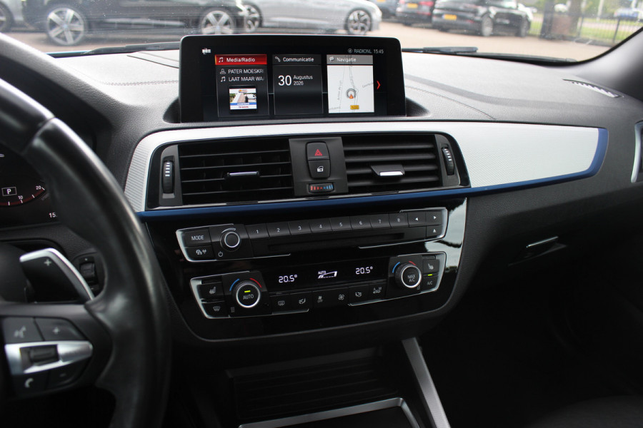 BMW 2 Serie Cabrio 220i High Exe. M Sport / 54.228 km/ NL Auto / Leder / CarPlay / Parkeerhulp V+A / 18'' / Windscherm / Sportstoelen / Stoelverwarming / DAB / Cruise Control