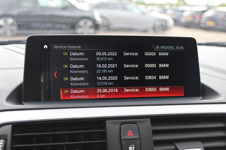 BMW 2 Serie Cabrio 220i High Exe. M Sport / 54.228 km/ NL Auto / Leder / CarPlay / Parkeerhulp V+A / 18'' / Windscherm / Sportstoelen / Stoelverwarming / DAB / Cruise Control