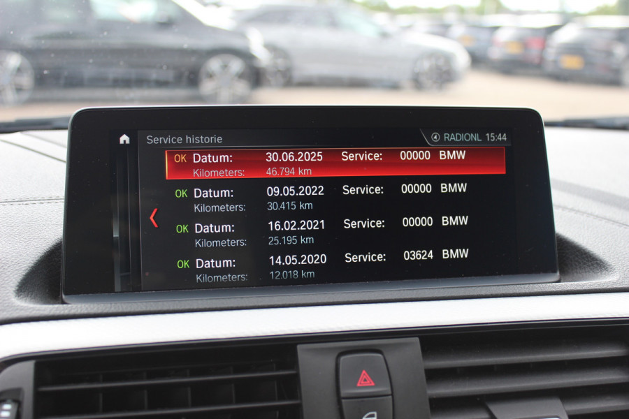 BMW 2 Serie Cabrio 220i High Exe. M Sport / 54.228 km/ NL Auto / Leder / CarPlay / Parkeerhulp V+A / 18'' / Windscherm / Sportstoelen / Stoelverwarming / DAB / Cruise Control