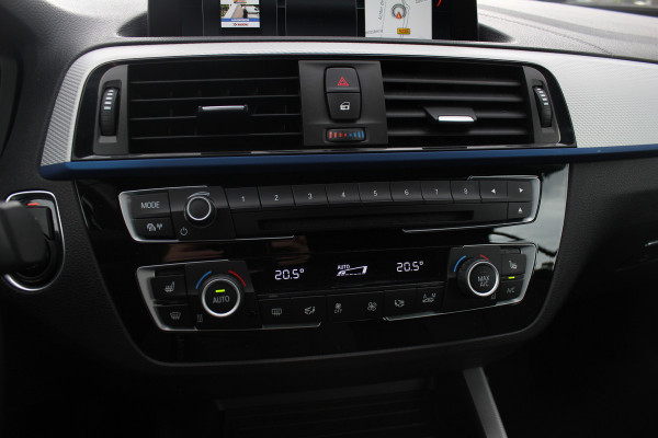 BMW 2 Serie Cabrio 220i High Exe. M Sport / 54.228 km/ NL Auto / Leder / CarPlay / Parkeerhulp V+A / 18'' / Windscherm / Sportstoelen / Stoelverwarming / DAB / Cruise Control