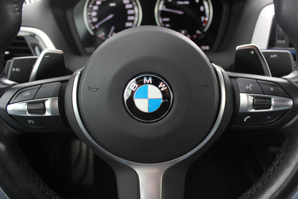 BMW 2 Serie Cabrio 220i High Exe. M Sport / 54.228 km/ NL Auto / Leder / CarPlay / Parkeerhulp V+A / 18'' / Windscherm / Sportstoelen / Stoelverwarming / DAB / Cruise Control