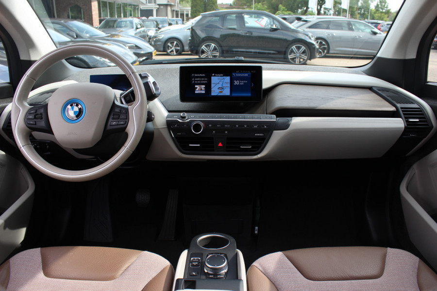 BMW i3 Executive Edition 120Ah 42 kWh / SoH 92,8% / Panoramadak / Camera / Navigatie / 20'' / DAB / Stoelverwarming / Warmtepomp / Cruise Control