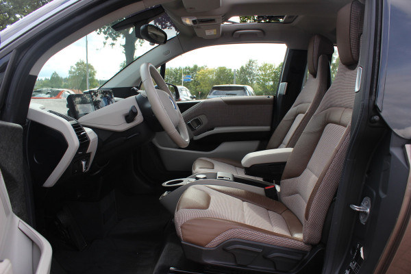 BMW i3 Executive Edition 120Ah 42 kWh / SoH 92,8% / Panoramadak / Camera / Navigatie / 20'' / DAB / Stoelverwarming / Warmtepomp / Cruise Control