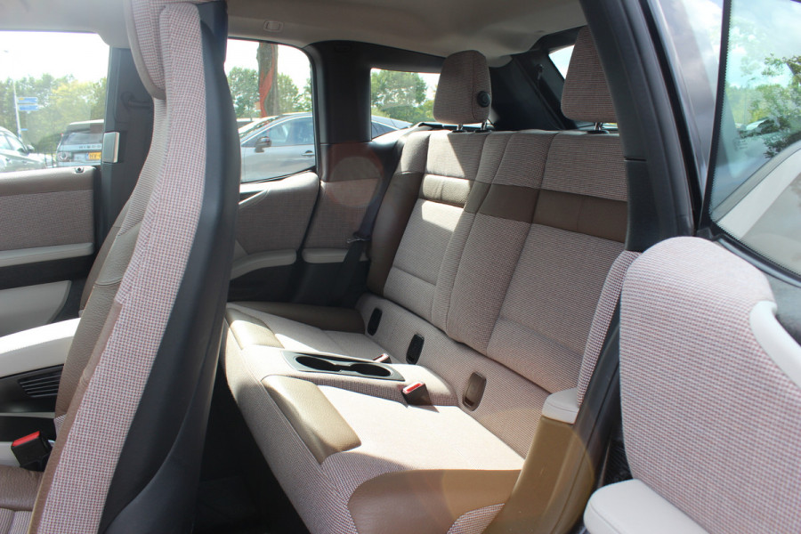 BMW i3 Executive Edition 120Ah 42 kWh / SoH 92,8% / Panoramadak / Camera / Navigatie / 20'' / DAB / Stoelverwarming / Warmtepomp / Cruise Control