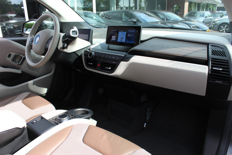BMW i3 Executive Edition 120Ah 42 kWh / SoH 92,8% / Panoramadak / Camera / Navigatie / 20'' / DAB / Stoelverwarming / Warmtepomp / Cruise Control