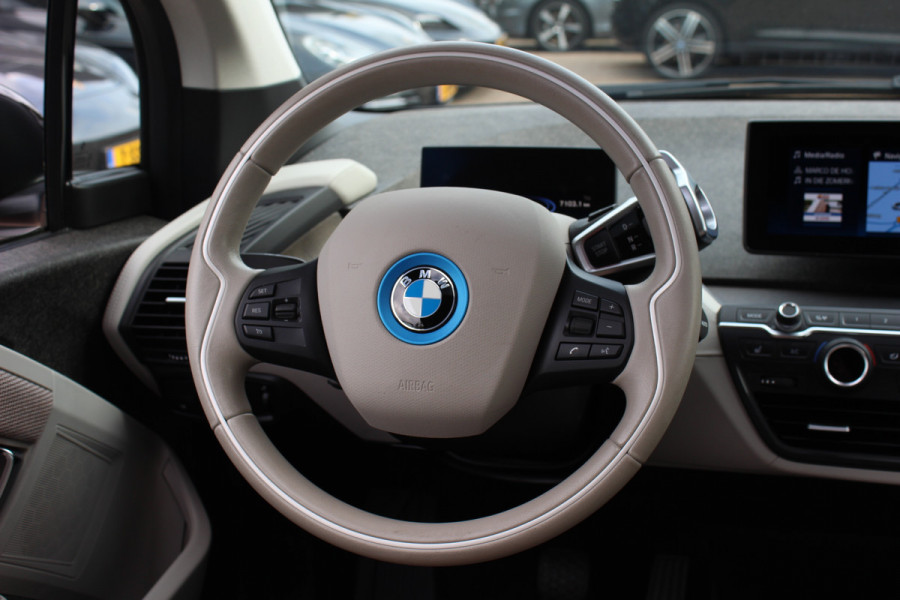 BMW i3 Executive Edition 120Ah 42 kWh / SoH 92,8% / Panoramadak / Camera / Navigatie / 20'' / DAB / Stoelverwarming / Warmtepomp / Cruise Control