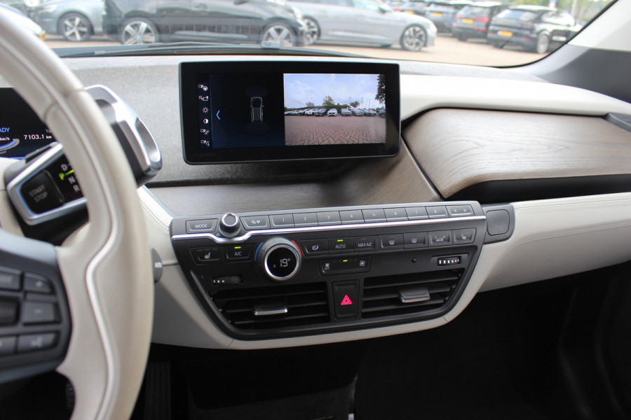 BMW i3 Executive Edition 120Ah 42 kWh / SoH 92,8% / Panoramadak / Camera / Navigatie / 20'' / DAB / Stoelverwarming / Warmtepomp / Cruise Control