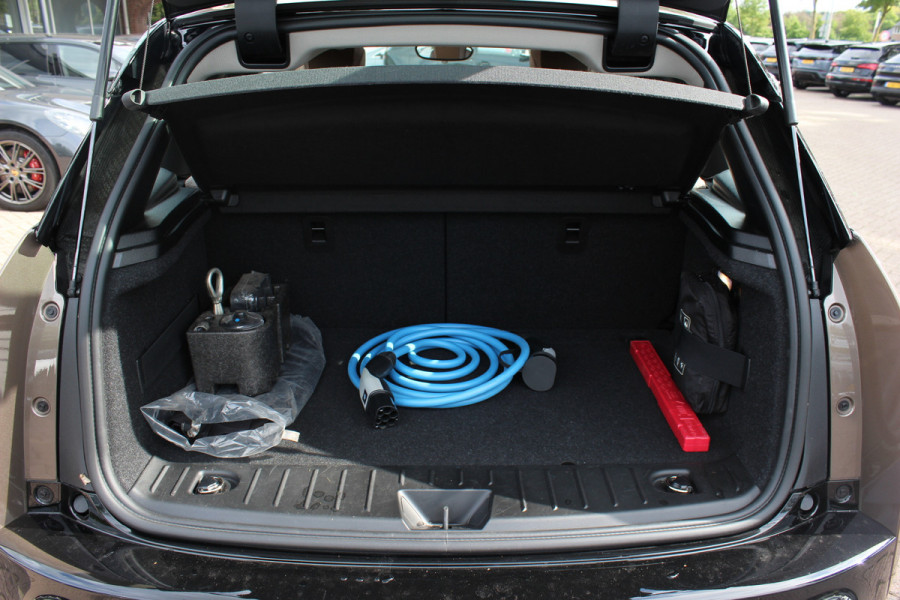 BMW i3 Executive Edition 120Ah 42 kWh / SoH 92,8% / Panoramadak / Camera / Navigatie / 20'' / DAB / Stoelverwarming / Warmtepomp / Cruise Control