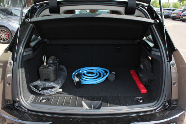 BMW i3 Executive Edition 120Ah 42 kWh / SoH 92,8% / Panoramadak / Camera / Navigatie / 20'' / DAB / Stoelverwarming / Warmtepomp / Cruise Control