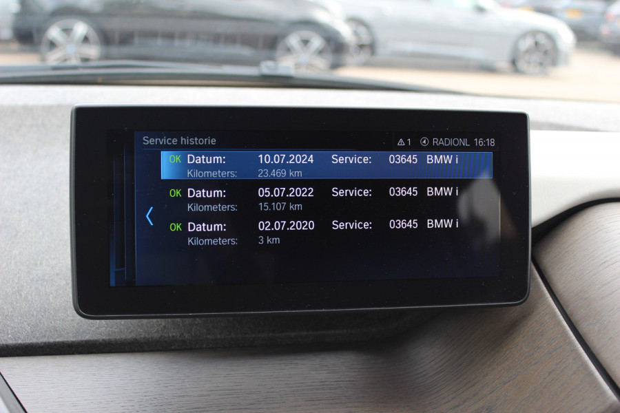 BMW i3 Executive Edition 120Ah 42 kWh / SoH 92,8% / Panoramadak / Camera / Navigatie / 20'' / DAB / Stoelverwarming / Warmtepomp / Cruise Control