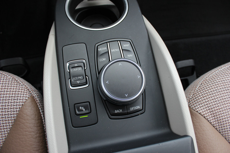 BMW i3 Executive Edition 120Ah 42 kWh / SoH 92,8% / Panoramadak / Camera / Navigatie / 20'' / DAB / Stoelverwarming / Warmtepomp / Cruise Control
