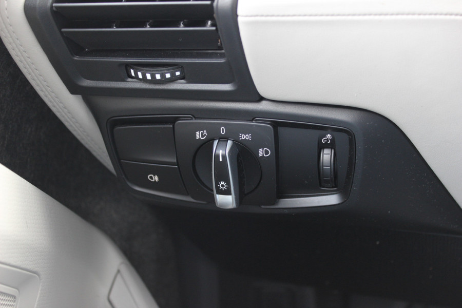 BMW i3 Executive Edition 120Ah 42 kWh / SoH 92,8% / Panoramadak / Camera / Navigatie / 20'' / DAB / Stoelverwarming / Warmtepomp / Cruise Control