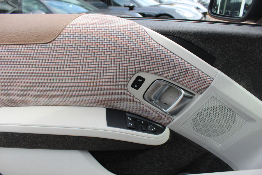 BMW i3 Executive Edition 120Ah 42 kWh / SoH 92,8% / Panoramadak / Camera / Navigatie / 20'' / DAB / Stoelverwarming / Warmtepomp / Cruise Control