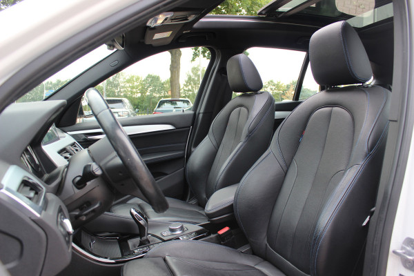 BMW X1 xDrive20i High Exe. M Sport 70.615 km! / Panoramadak / Camera / Head-up / Leder / Navigatie / 18'' / Stuur+Stoelverwarming / Cruise Control